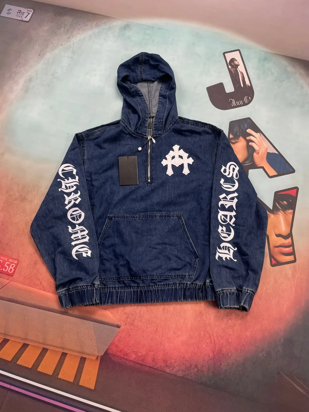 🅿️280 🔘Style number-KL251 🔘Cro heart𝐂𝐡𝐫𝐨𝐦𝐞 𝐇𝐞𝐚𝐫𝐭 25SS Sanskrit letter cross patchwork leather denim hooded jacket* Croixin’s designs are always eye-catching, and this new half-zip denim sweatshirt and hoodie is even more stunning! The simple blue and white color scheme is particularly refreshing, and the loose fit is super casual. It doesn't matter your figure, and looks good on anyone who wears it. Classic denim fabric with unparalleled texture. It is full of details, the leather logo is exquisite and luxurious, and the Sanskrit print adds a mysterious artistic atmosphere. Whether you are out on the street or hanging out with friends, this jacket can easily make you the center of attention. The matching suggestions are as follows: Casual sports style: wear a white or black pure cotton sports T-shirt underneath, and a pair of leggings sports pants, such as black or gray sweatpants. Put on a pair of sneakers, like Nike's Air Force 1 or Adidas' shell toe, and carry a simple backpack, which is full of energy and fashion. Street fashion style: Pair it with a pair of black or dark blue loose jeans, preferably with some holes or graffiti elements. Wear a short, colorful T-shirt from a trendy brand, such as a bright T-shirt from Stüssy. Put on a baseball cap, a pair of sunglasses, and a pair of high-top canvas shoes, such as Converse's high-top models, and you will instantly feel street fashion. Casual and lazy style: wear a loose white bottoming shirt and a pair of light-colored wide-leg pants, such as khaki or off-white. Wear a pair of casual mules or sneakers on your feet. The overall look is casual and lazy, perfect for going out or on vacation.  Size: S M L (46.48.50) Color: Blue